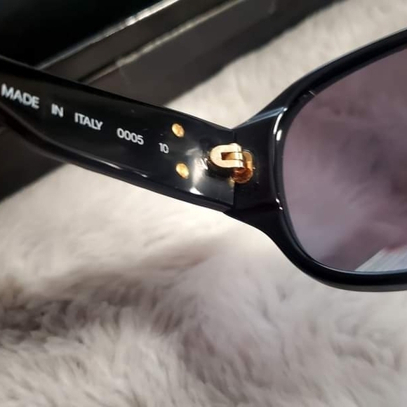 CHANEL Elegant Black Sunglasses with Gold Accent - Picture 3 of 8